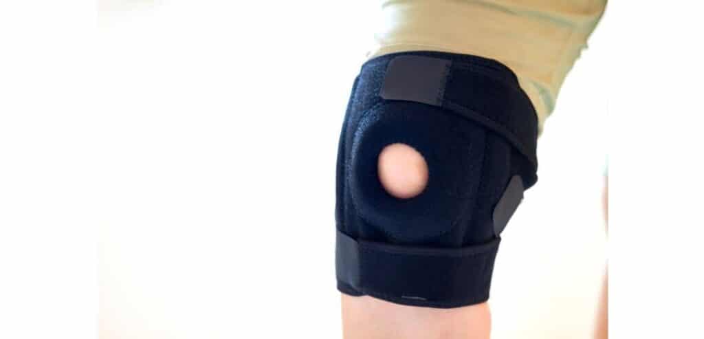 What are the three main types of knee braces